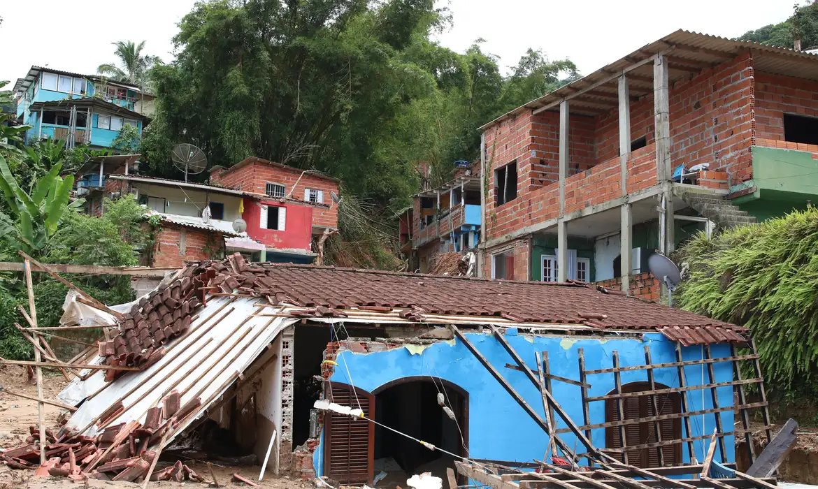 Como Proteger sua Casa de Desastres Naturais: Estratégias de Construção e Segurança ⚡️🏰