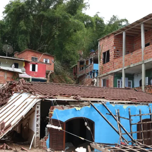 Como Proteger sua Casa de Desastres Naturais: Estratégias de Construção e Segurança ⚡️🏰